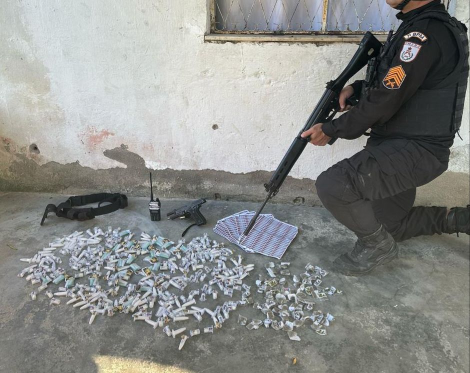 Operação policial em São Gonçalo resulta em apreensão de armas e drogas