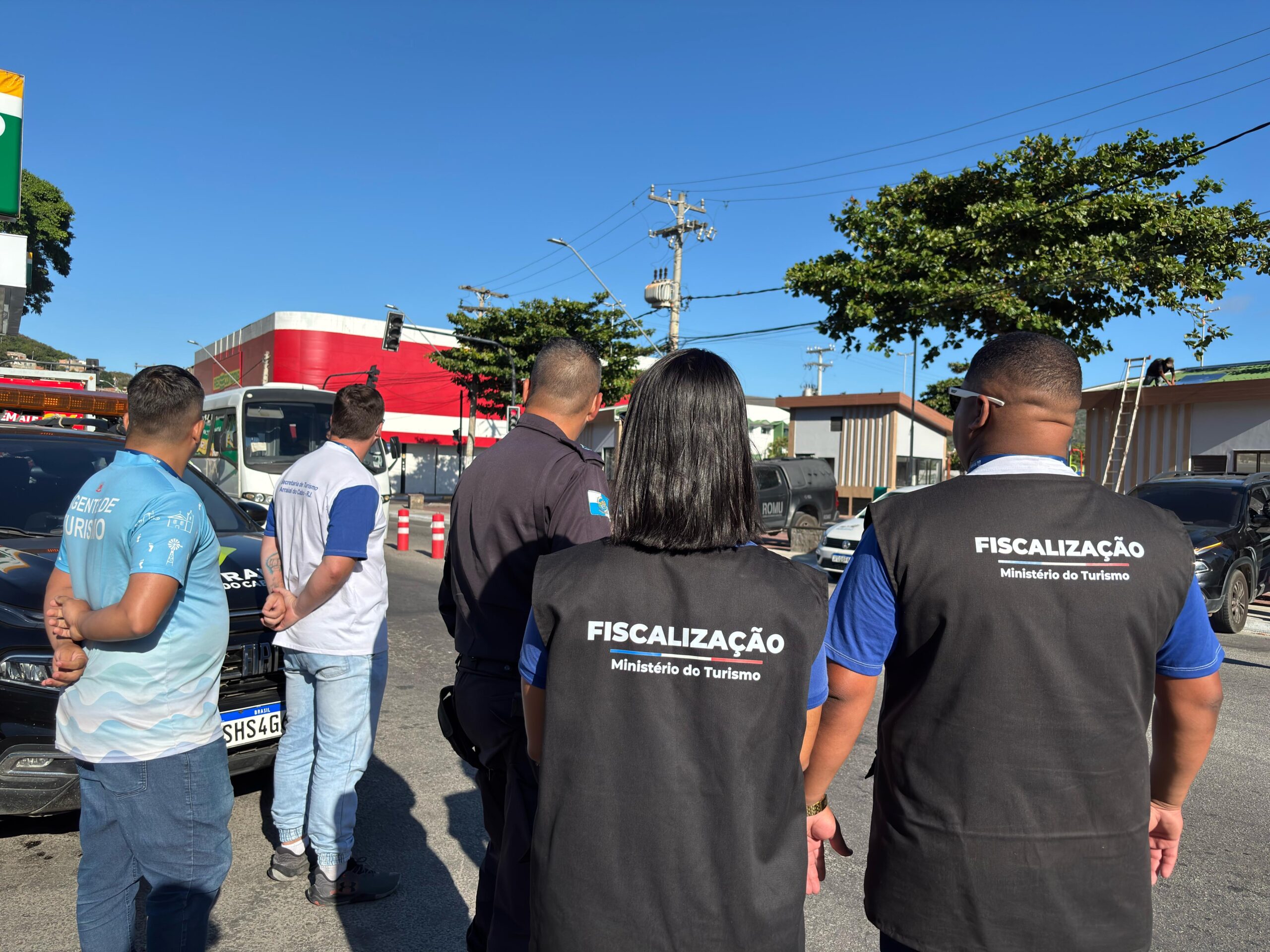Transporte turístico irregular é alvo de fiscalização em Arraial do Cabo