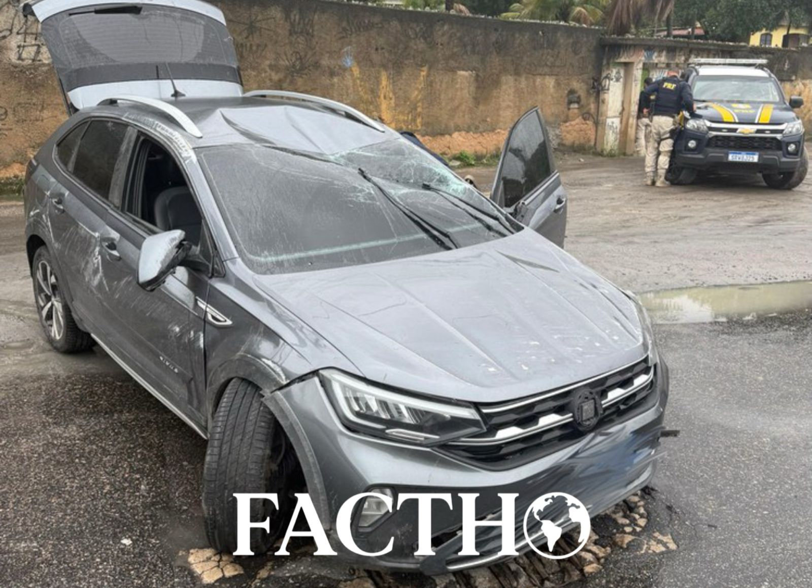 Homem com mandado de prisão é preso após perseguição e capotamento na BR-101, em Itaboraí