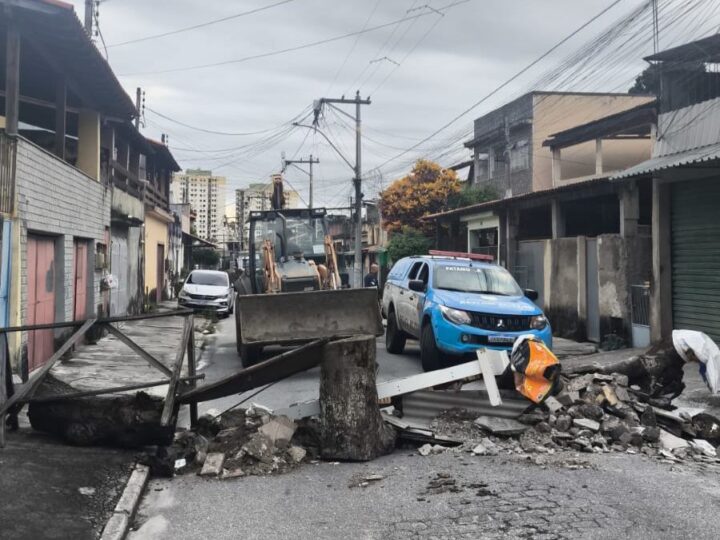 Polícia remove 15 toneladas de barricadas na Comunidade da Rua da Feira, em São Gonçalo
