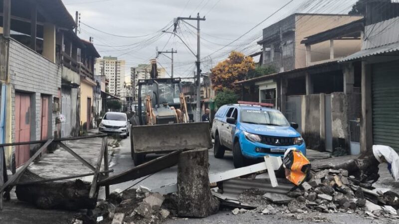Polícia remove 15 toneladas de barricadas na Comunidade da Rua da Feira, em São Gonçalo