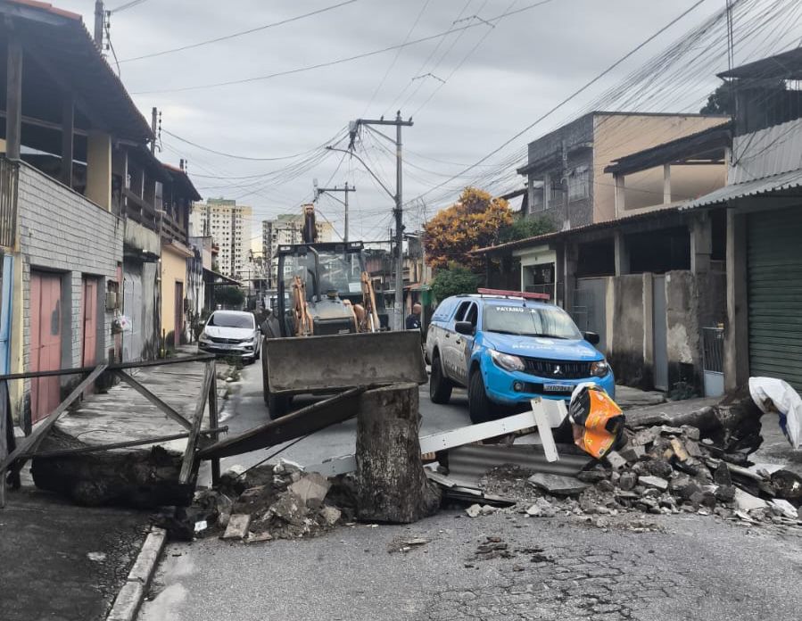 Polícia remove 15 toneladas de barricadas na Comunidade da Rua da Feira, em São Gonçalo