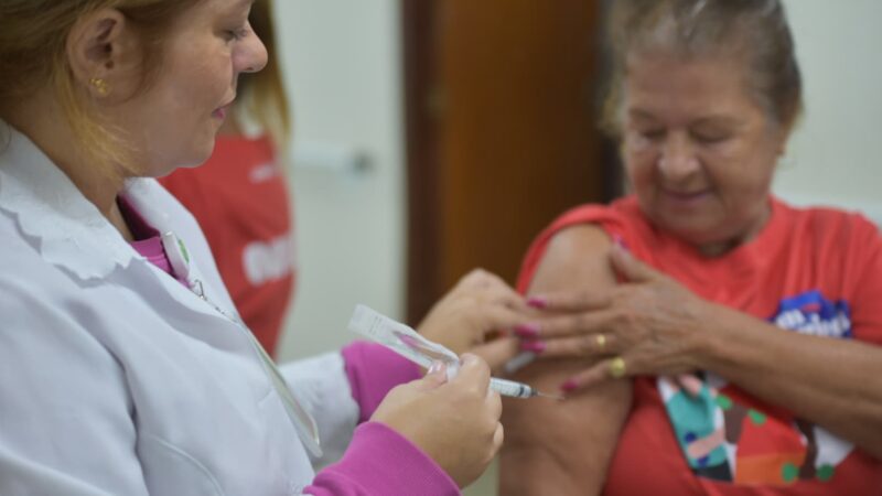 Idosos de Itaipuaçu recebem vacina contra a gripe