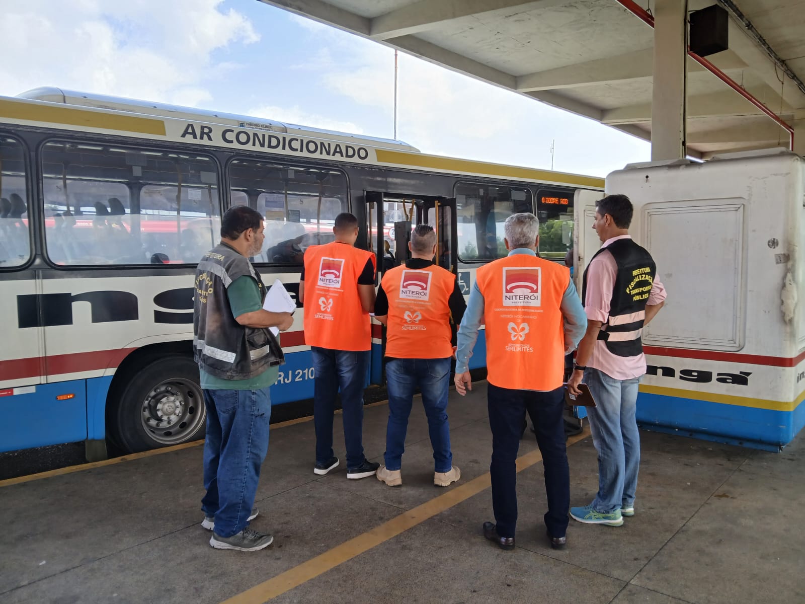 Ação de vistoria da Prefeitura de Niterói avalia acessibilidade de ônibus no Terminal João Goulart