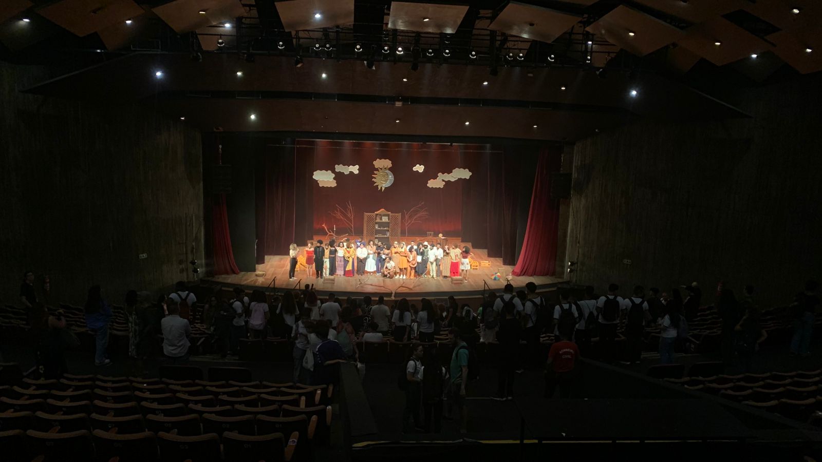 Acolhidos do abrigo municipal e alunos da oficina de teatro da Casa de Cultura assistem espetáculo na UERJ