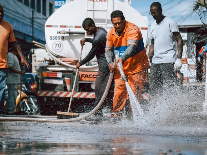 Comércio Popular de Manilha inicia funcionamento com ações de limpeza e ordenamento urbano