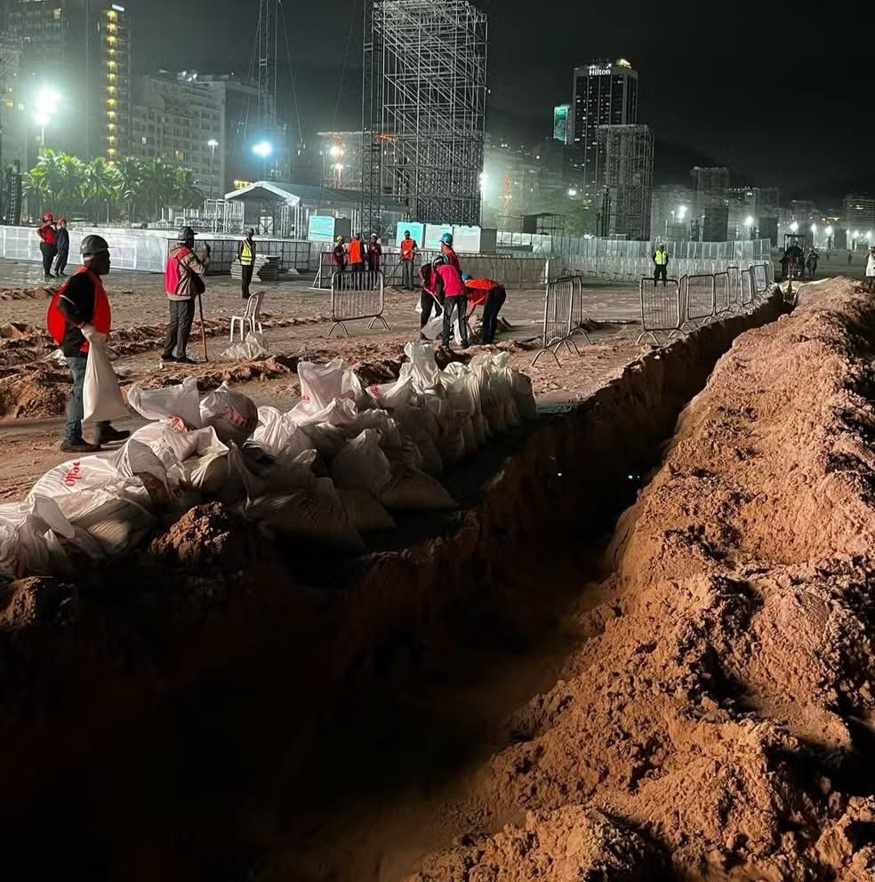 Organização do show de Lady Gaga cava buracos na areia para proteger palco no Rio