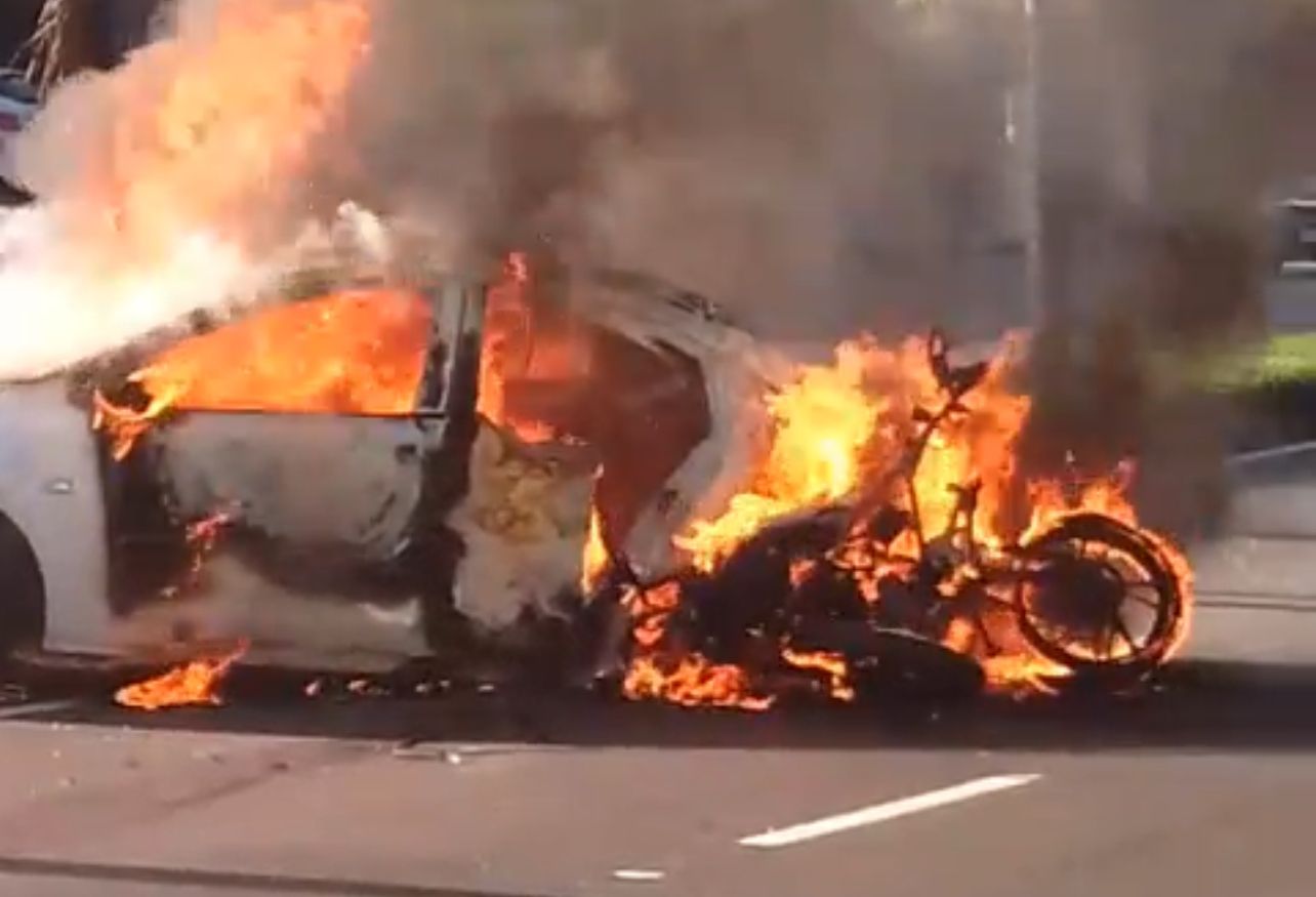 Grave acidente em Niterói: carro pega fogo após batida com moto e deixa vítima em estado crítico