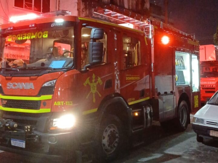 Hotel abandonado pega fogo próximo à Rodoviária de Niterói