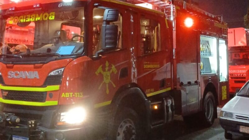 Hotel abandonado pega fogo próximo à Rodoviária de Niterói