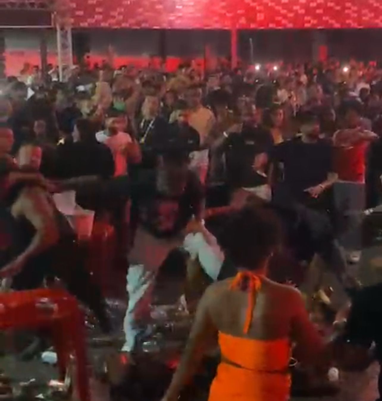 Confusão em show de pagode em São Gonçalo termina com pancadaria e apreensão de armas de policiais