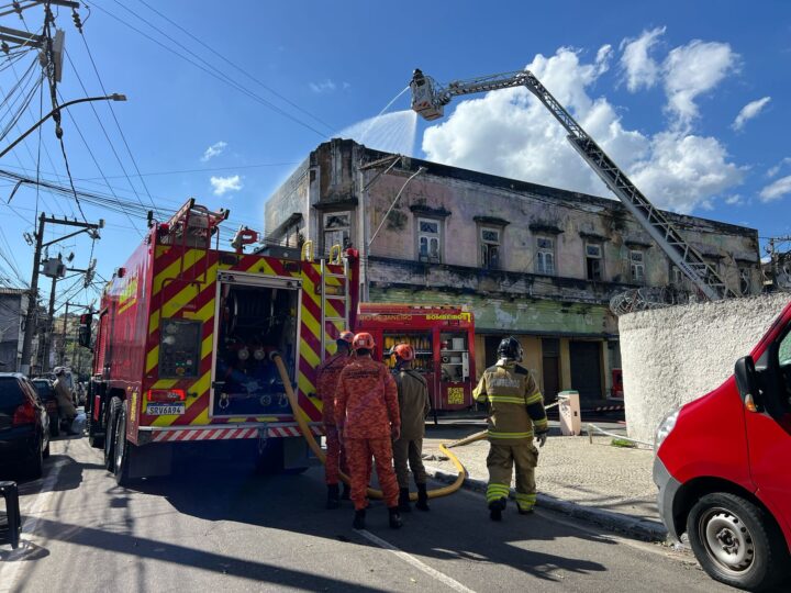 Bombeiros retornam ao prédio incendiado no Centro de Niterói para rescaldo