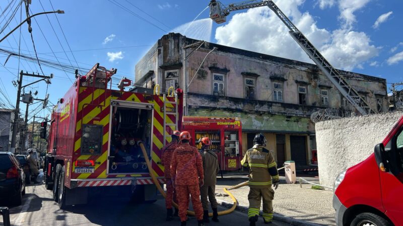 Bombeiros retornam ao prédio incendiado no Centro de Niterói para rescaldo
