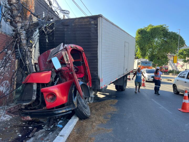 Até quando? Caminhão perde o freio e provoca novo acidente na descida da Caixa d’Água, no Fonseca, em Niterói