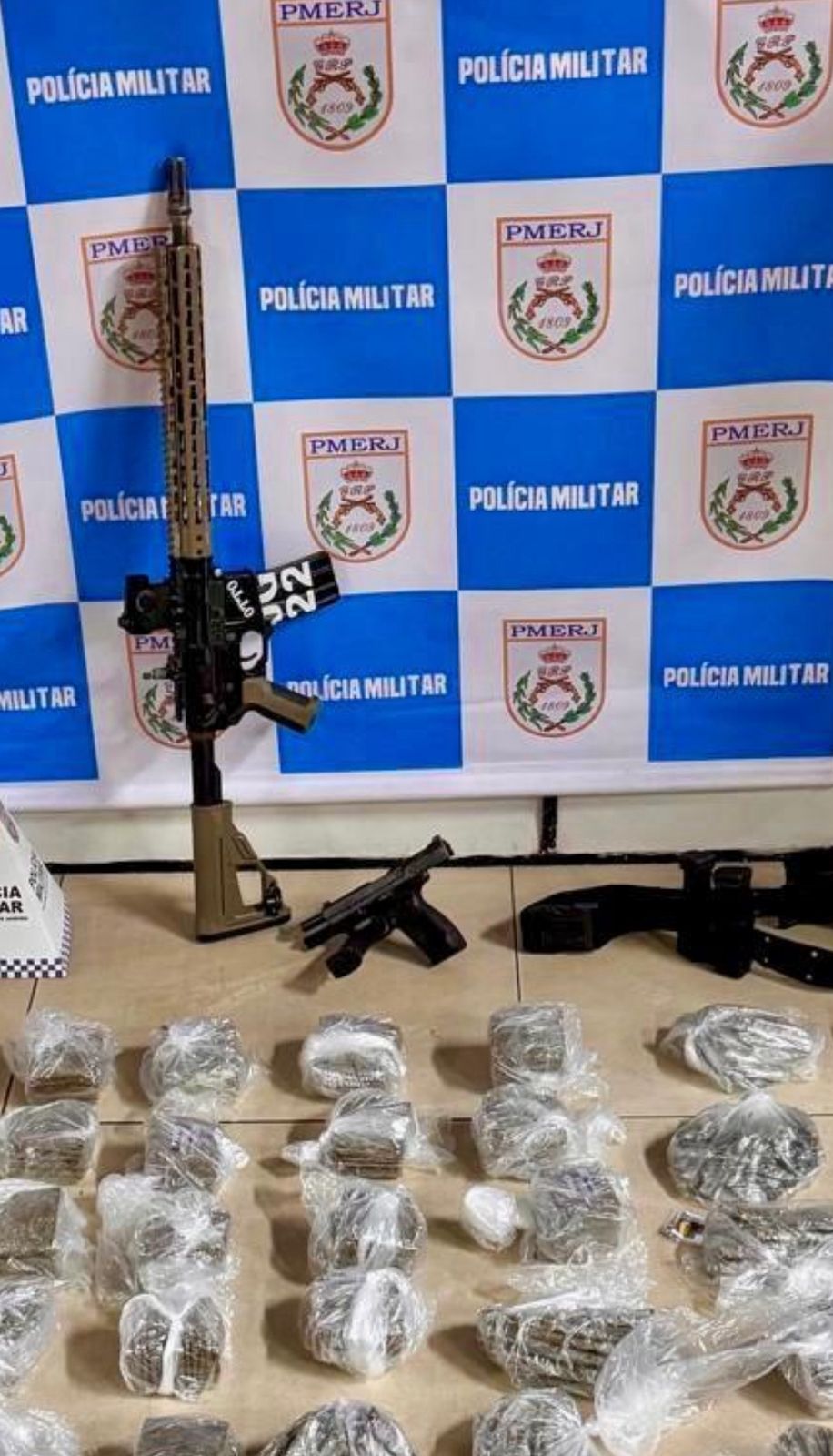 A Polícia Militar segue atuando forte em Niterói, e apreende réplica de fuzil, drogas e pistola; três suspeitos foram presos