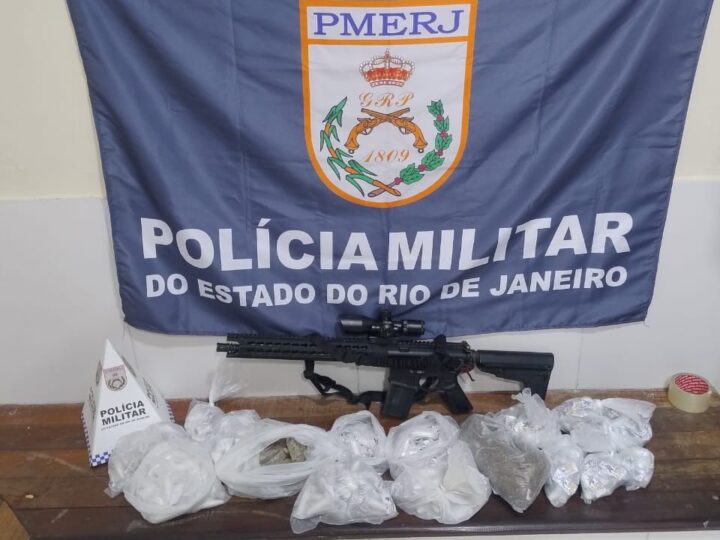 PM apreende fuzil e grande quantidade de drogas após perseguição no Anaia Grande, em São Gonçalo