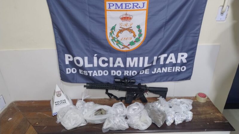 PM apreende fuzil e grande quantidade de drogas após perseguição no Anaia Grande, em São Gonçalo
