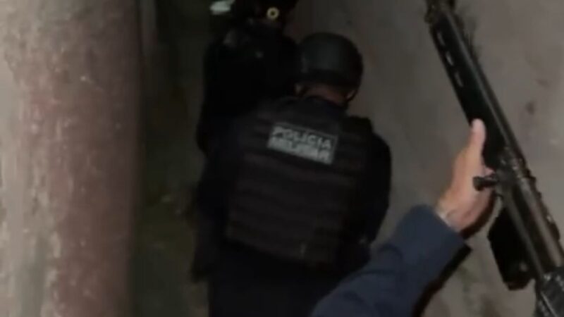 Polícia apreende drogas e rádio transmissor durante patrulhamento no Engenho do Roçado, em São Gonçalo