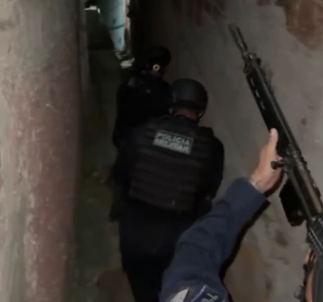 Polícia apreende drogas e rádio transmissor durante patrulhamento no Engenho do Roçado, em São Gonçalo