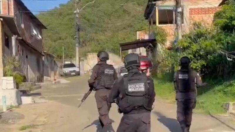 Após intenso tiroteio que culminou na morte de um homem, Policiais Militares do 12º BPM realiza operação no Morro da Boa Vista, em Niterói