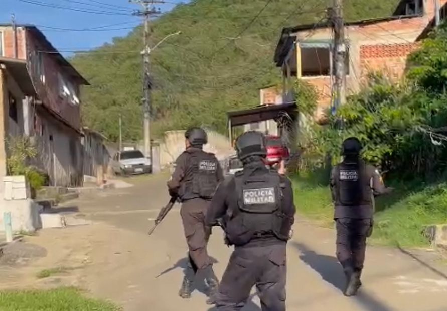 Após intenso tiroteio que culminou na morte de um homem, Policiais Militares do 12º BPM realiza operação no Morro da Boa Vista, em Niterói