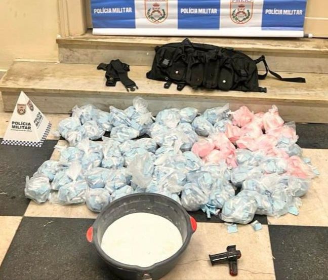 Polícia Militar dá mais uma porrada no tráfico no Sabão: 3 mil pinos de cocaína apreendidos e cinco detidos