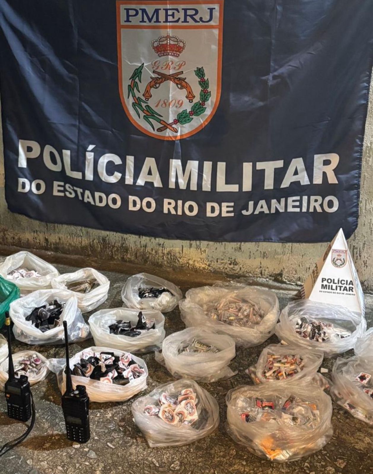 Polícia Militar estoura ponto do tráfico e apreende grande quantidade de drogas na Amendoeira, em São Gonçalo!