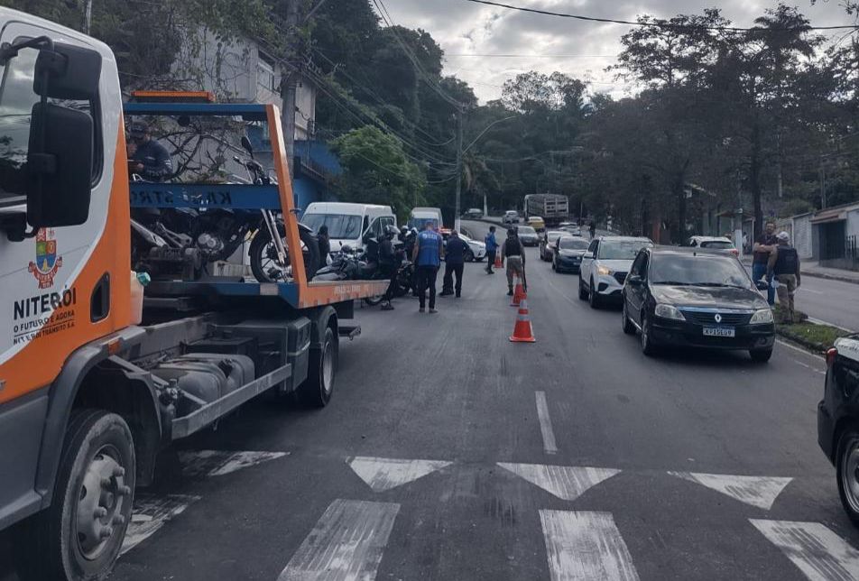 Operação contra motos irregulares em Niterói aborda 188 veículos e prende homem com passagem pela polícia
