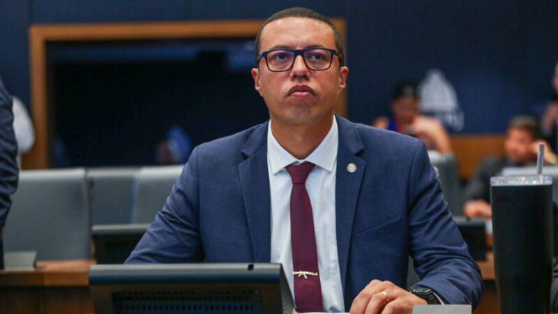 Douglas Gomes retorna à Alerj e mira disputa por vaga na Câmara Federal em 2026