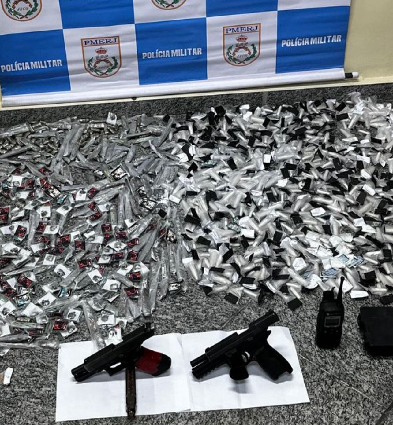Polícia Militar faz grande apreensão no Cubango, no Serrão, e prende dois com mandados por tráfico e homicídio