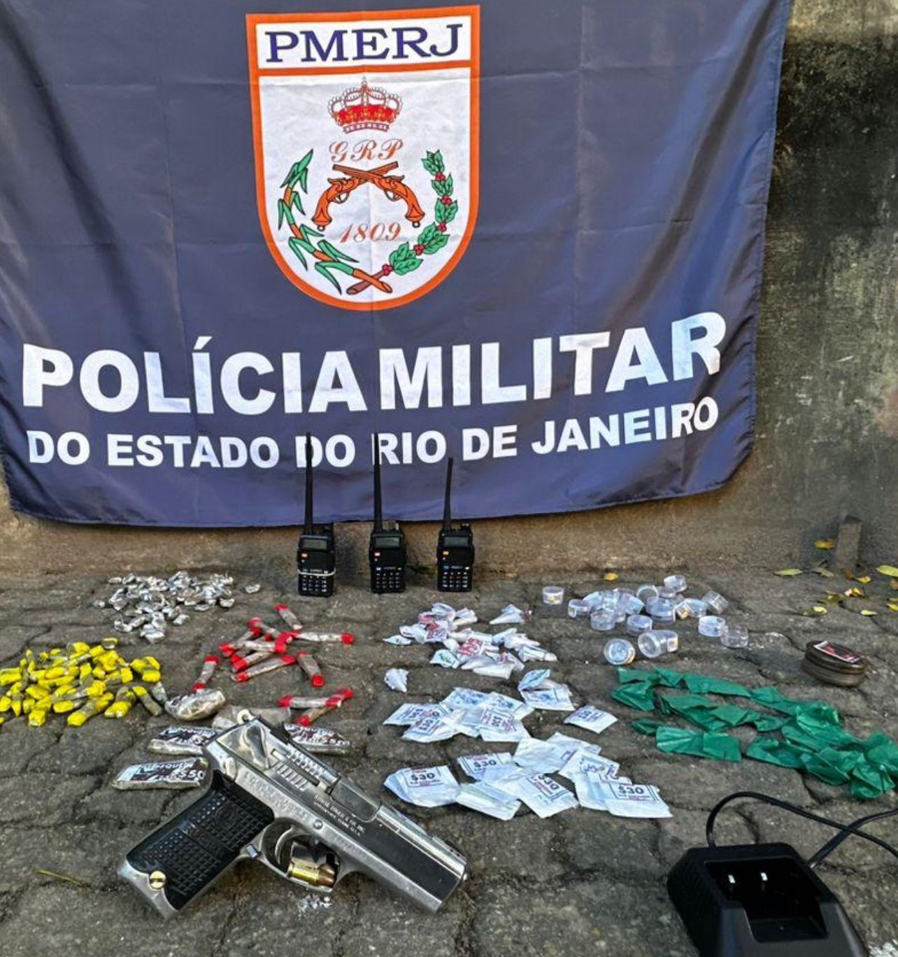 Polícia Militar apreende drogas e arma na comunidade do Pé Pequeno, em Niterói