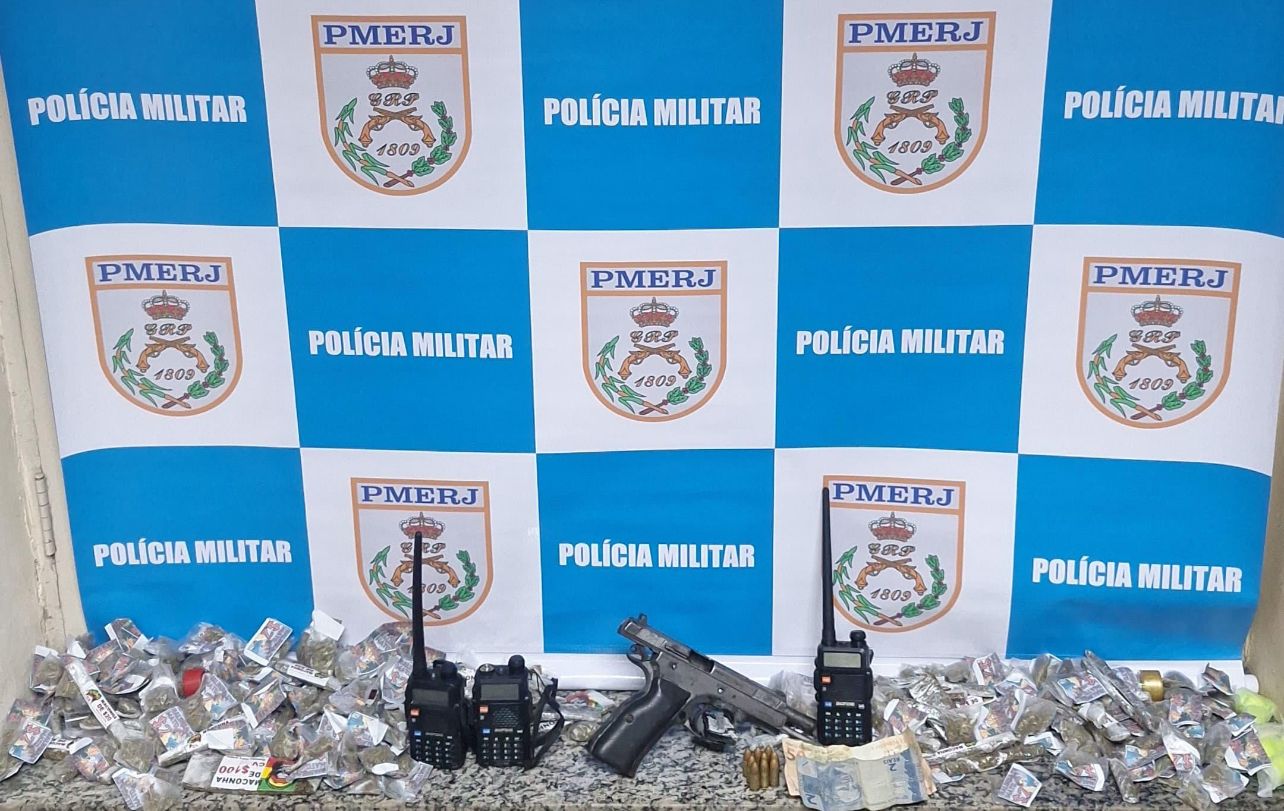 Presos em flagrante por tráfico de drogas na Comunidade da Galinha, em Niterói