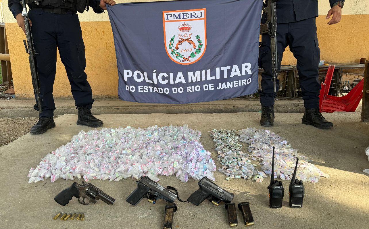 Quatro suspeitos são presos por tráfico de drogas e posse de armas em conjunto do Minha Casa Minha Vida, em Maricá