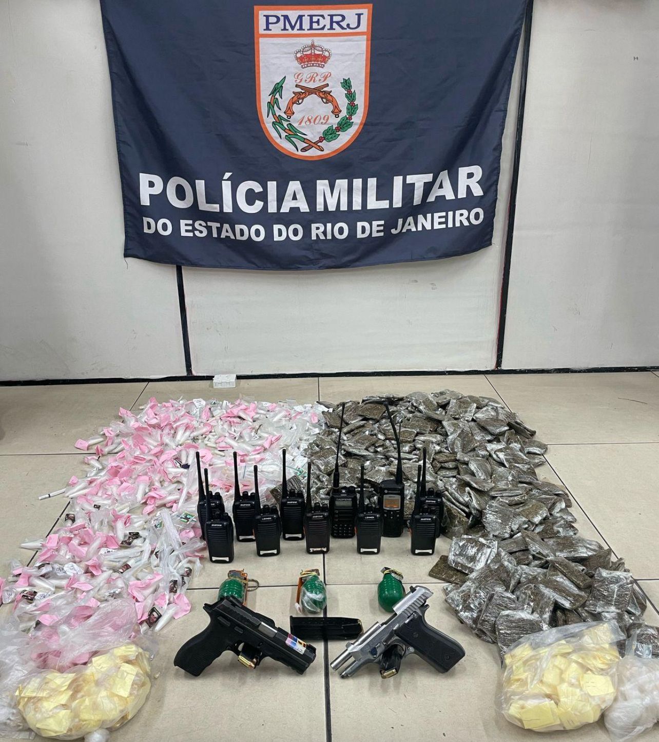 Polícia Militar dá prejuízo ao tráfico na Engenhoca: armas, drogas e granadas apreendidas na Comunidade Coronel Leôncio