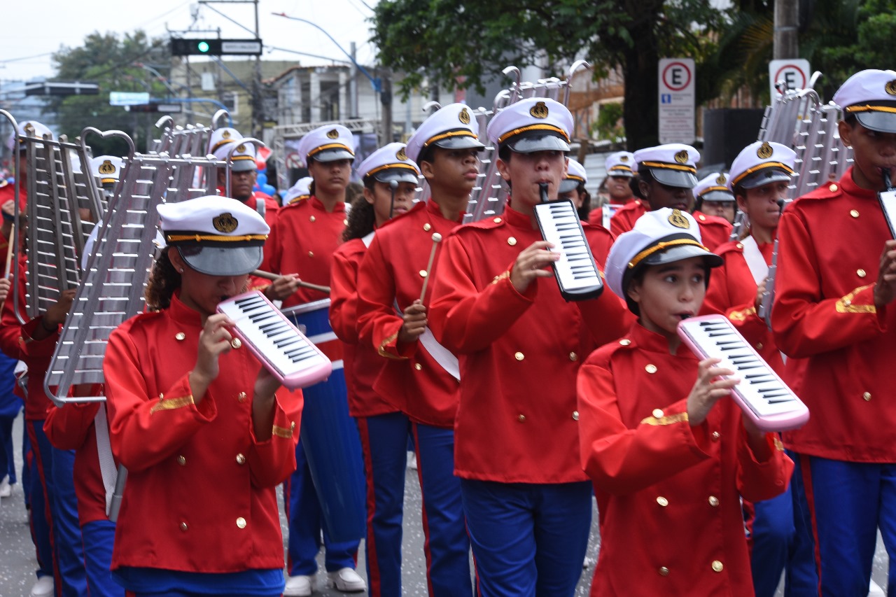 Desfile cívico celebra os 211 anos de Maricá com participação ativa das escolas da rede municipal