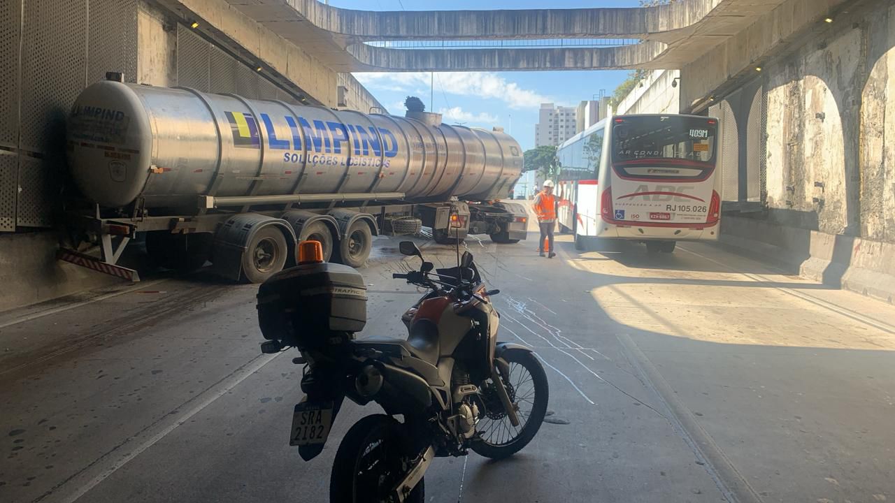 Mergulhão da Renascença é liberado após carreta perder o freio e colidir dentro da passagem.