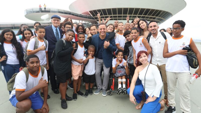 Prefeito Rodrigo Neves recebe ex-senador autor da Lei da Renda Básica da Cidadania