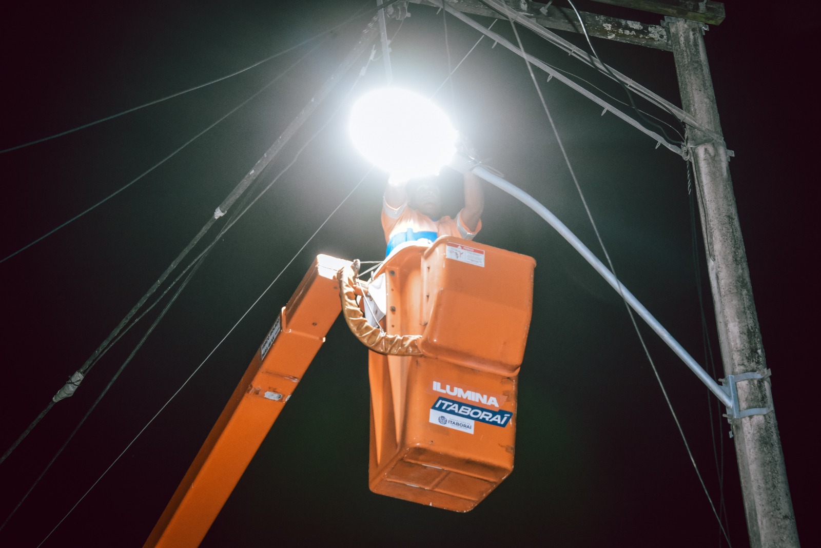 Prefeitura de Itaboraí intensifica modernização da iluminação pública com instalação de mais de 500 luminárias de LED na Avenida São Miguel