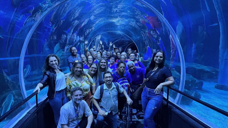 Fora da sala de aula: alunos da Escola do Idoso visitam AquaRio e têm manhã de muito aprendizado