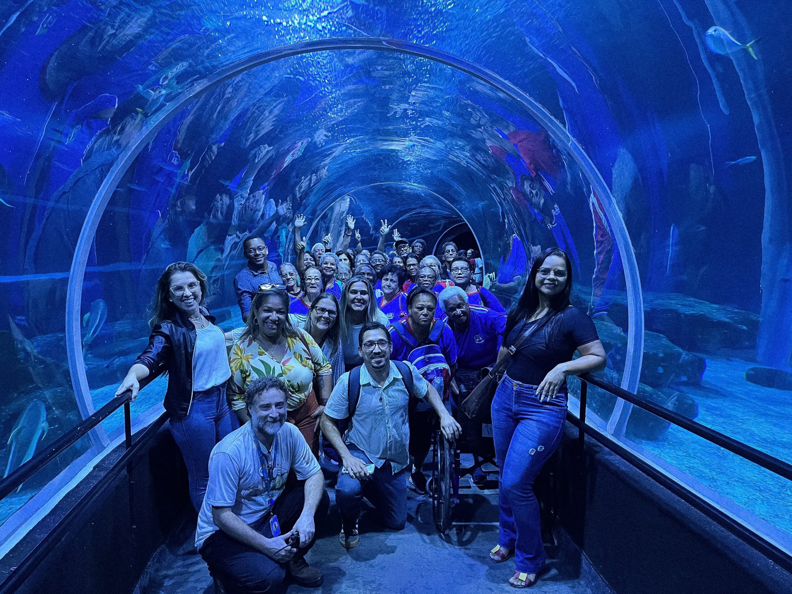 Fora da sala de aula: alunos da Escola do Idoso visitam AquaRio e têm manhã de muito aprendizado