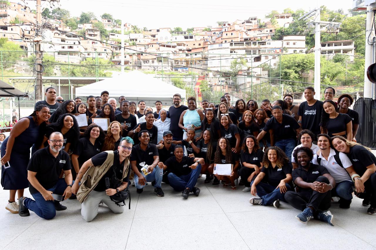 Território da Juventude encerra primeira turma com 50 jovens no Complexo do Viradouro