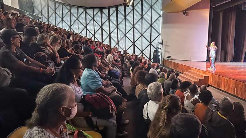 Garis da Clin recebem homenagem com humor de Sérgio Mallandro e Paulinho Serra