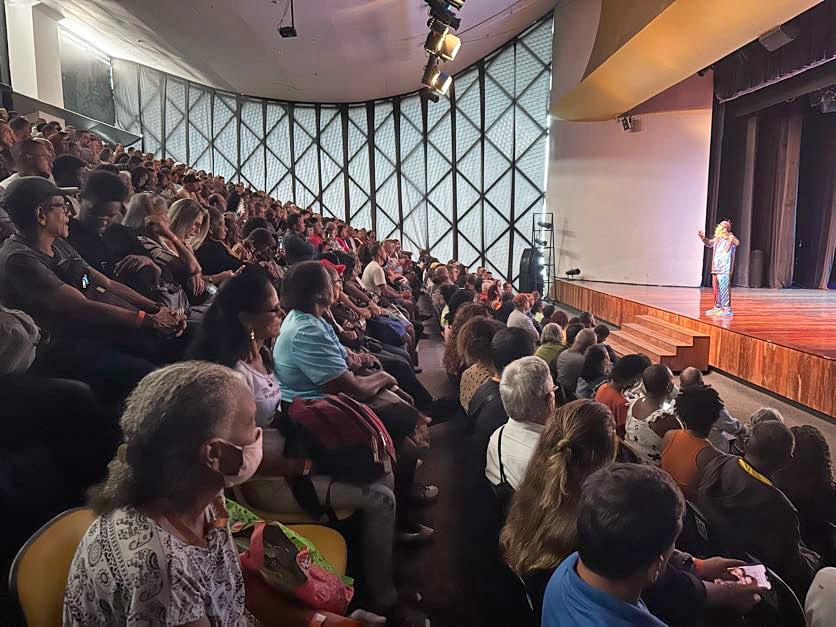 Garis da Clin recebem homenagem com humor de Sérgio Mallandro e Paulinho Serra