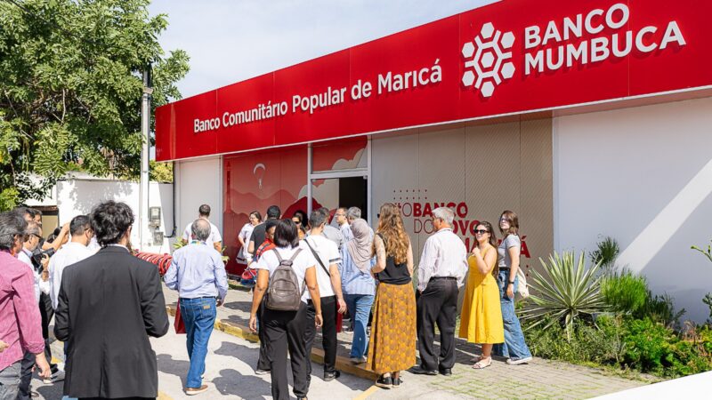 Representantes de países do Brics+ fazem tour por Maricá a bordo do Vermelhinho