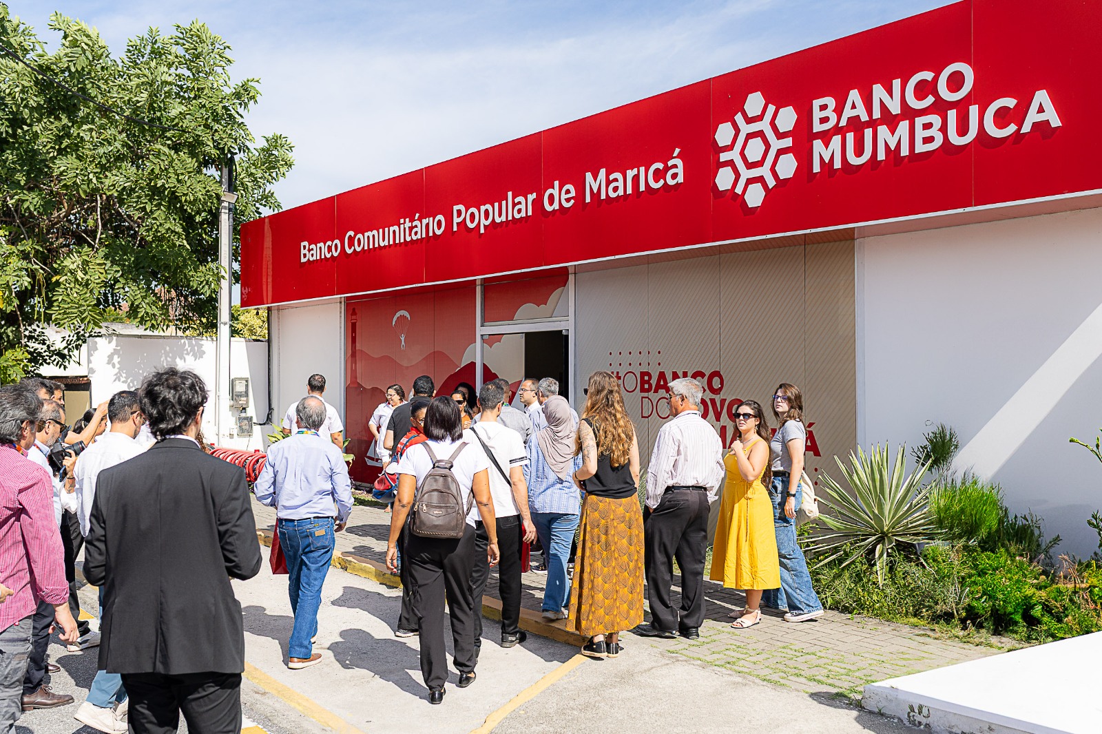 Representantes de países do Brics+ fazem tour por Maricá a bordo do Vermelhinho