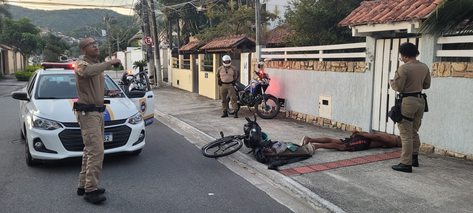 Guarda Municipal de Niterói prende homem por furto de tampas de bueiro em Piratininga