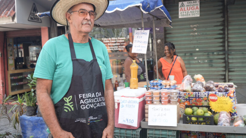Agricultor se destaca na Feira da Agricultura Familiar Gonçalense com produtos naturais