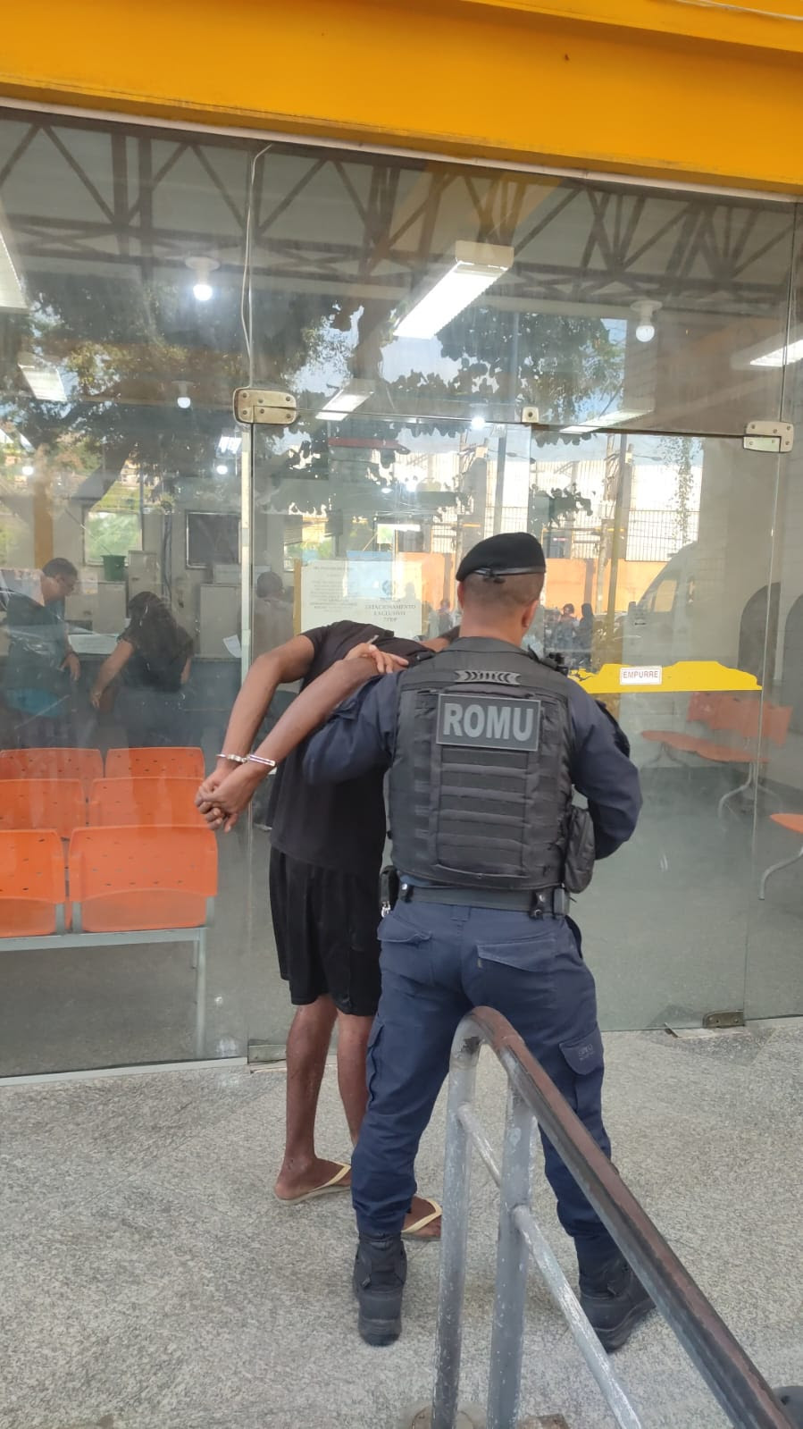 Guarda prende homem que tentava assaltar motociclista com frasco de desodorante