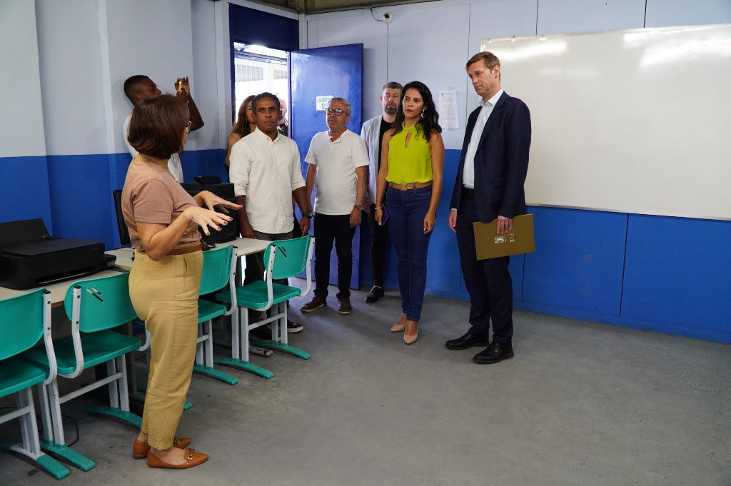 Cônsul da Alemanha visita centro interescolar de São Gonçalo