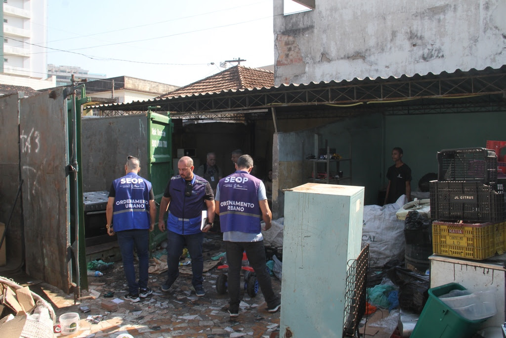 São Gonçalo interdita três ferros-velhos e pontos de reciclagem